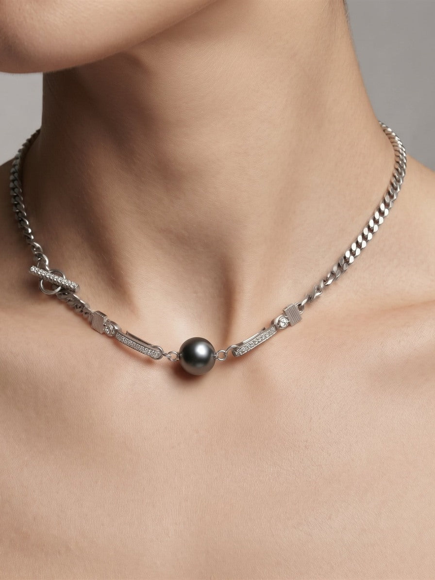 925 silver curb chain necklace with Tahitian pearl worn at the neck