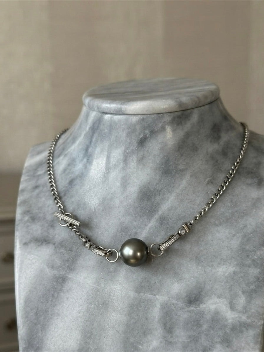 925 silver curb chain necklace with Tahitian pearl on a marble bust