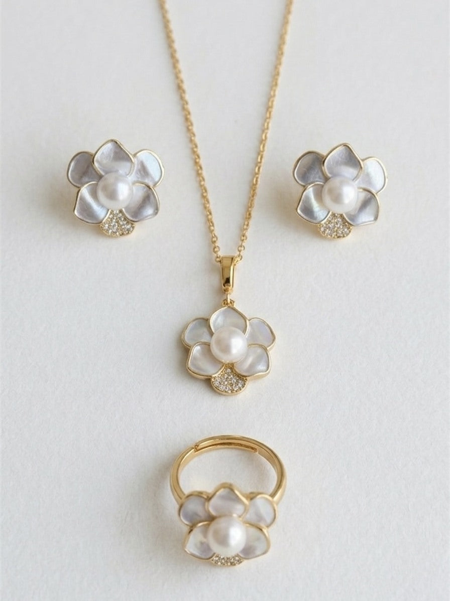 Camellia freshwater pearl set in gold tone: pendant necklace, stud earrings and ring