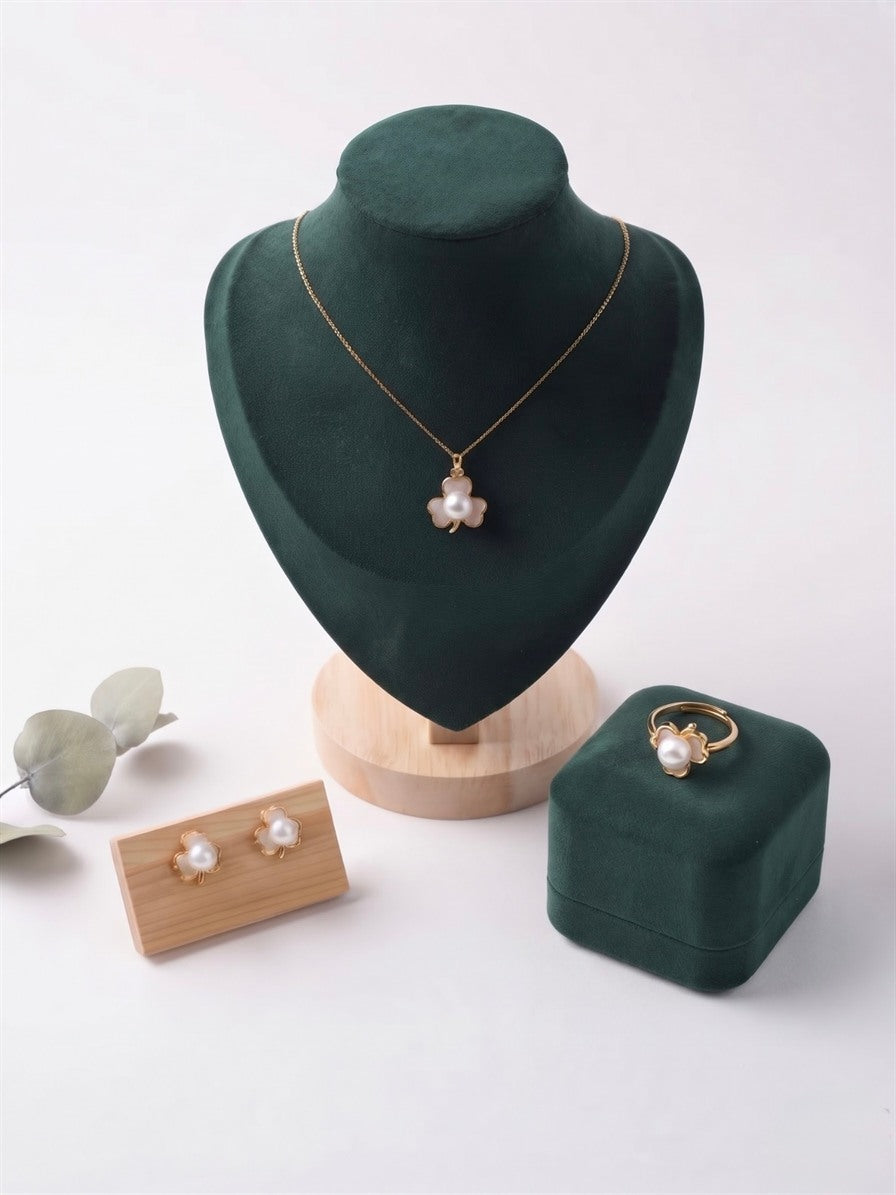 Shamrock freshwater pearl set in gold tone: pendant necklace, stud earrings and ring
