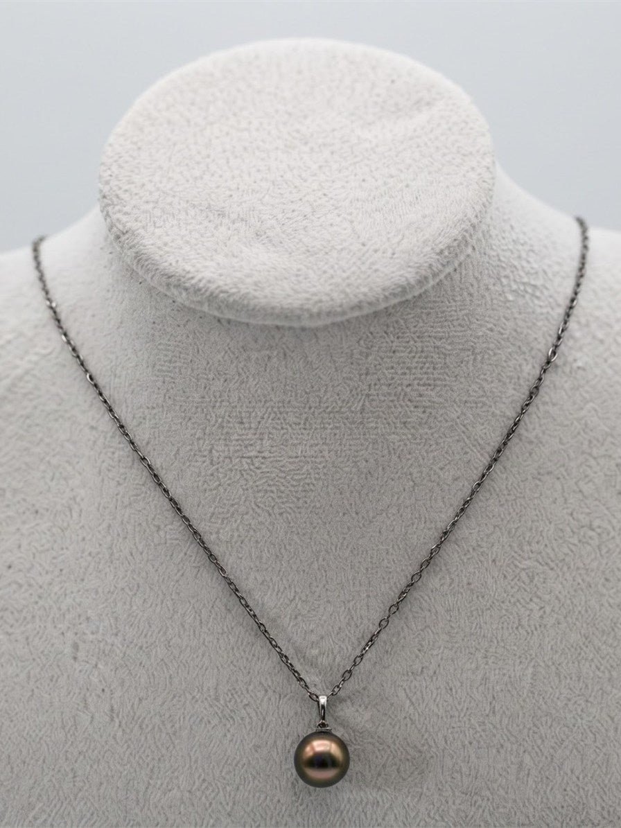 Tahitian pearl pendant necklace on a display bust