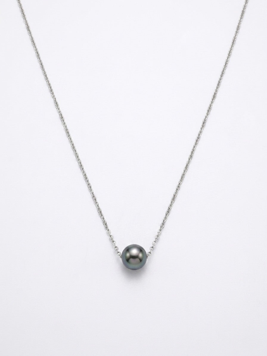 Single Tahitian pearl on a fine 925 sterling silver chain, close-up