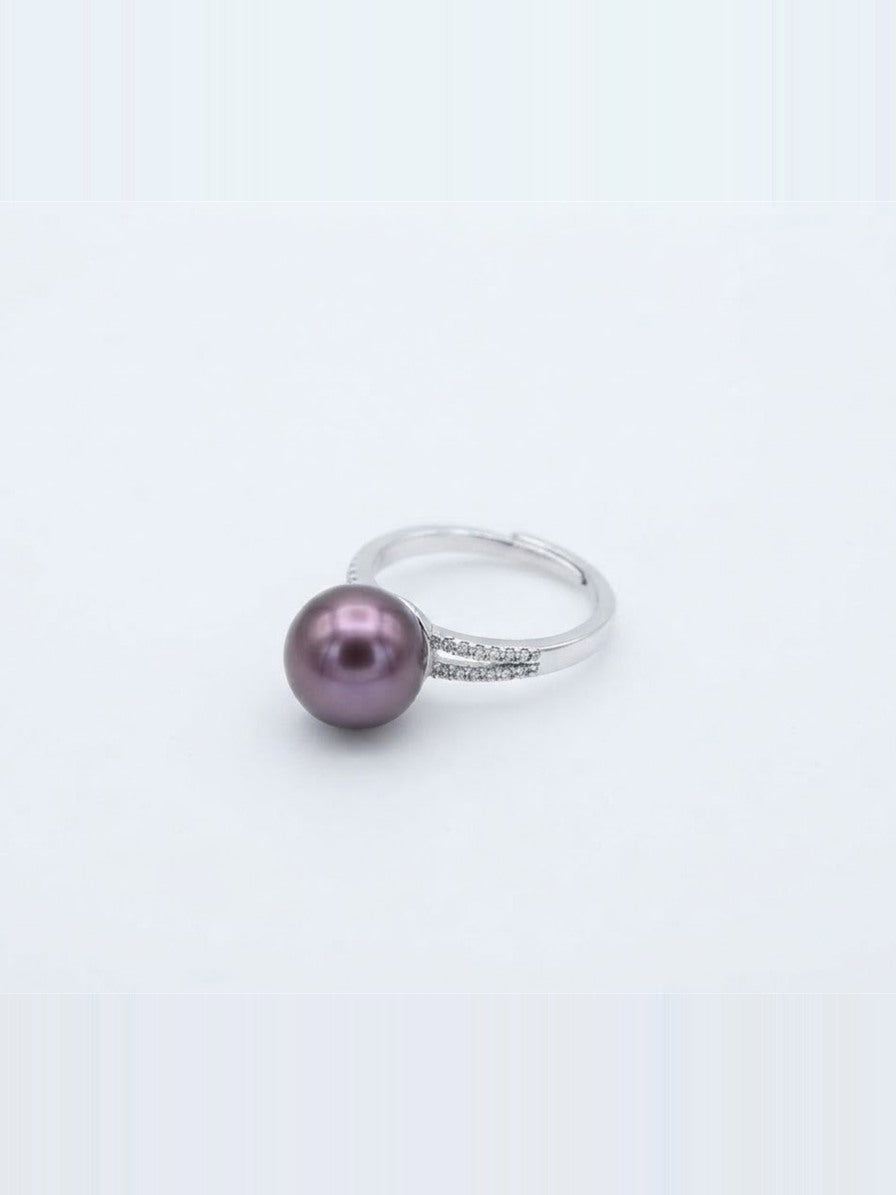 Violet pearl split pavé ring in 925 silver on a white background